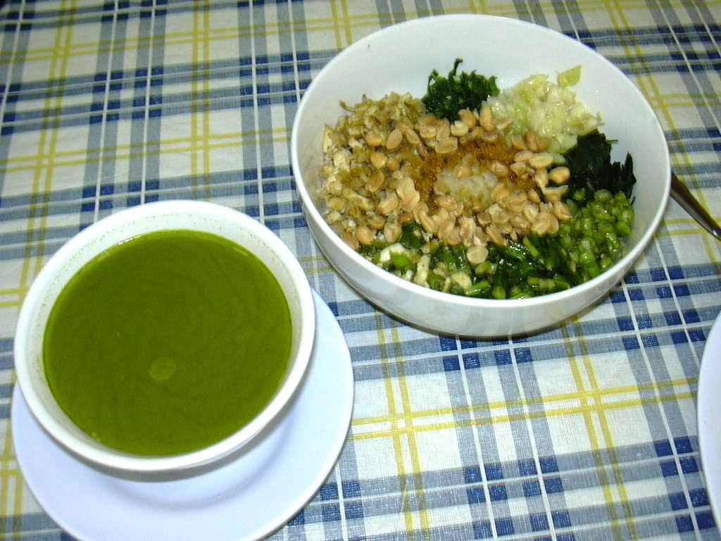 Pour herbaceous pounded tea over garlic rice and mix for a healthy rice bowl